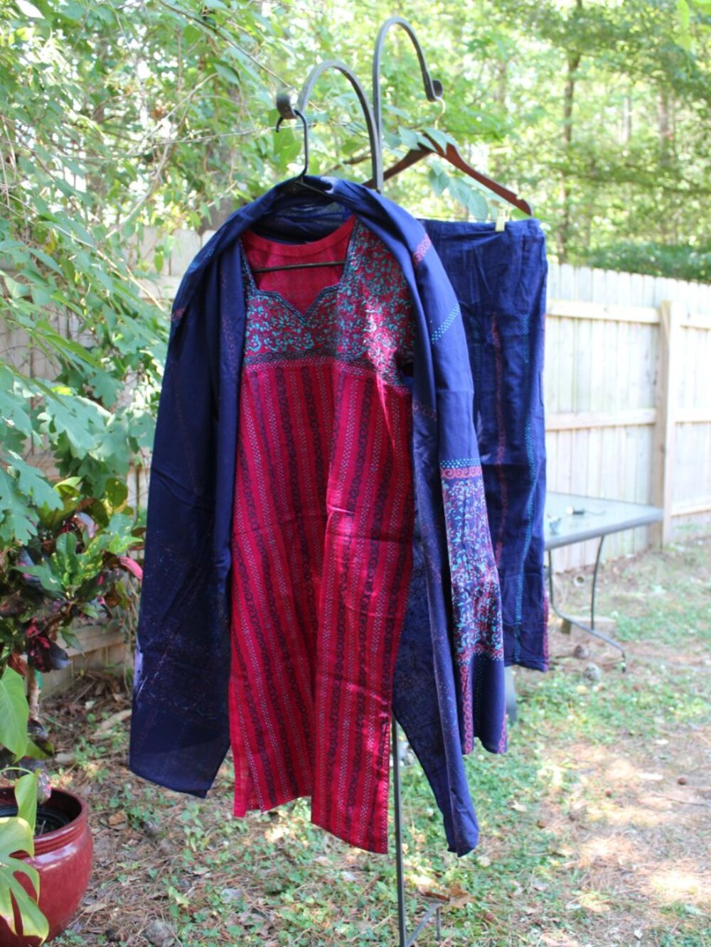 Traditional Indian Salwar Kameez Set - Kurti, Patiala Pants & Dupatta- small - Picture 6 of 10